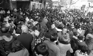 早上市民排长队，等华侨路交易中心开门