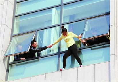 催婚不成25岁的女青年爬出酒店窗户欲跳楼