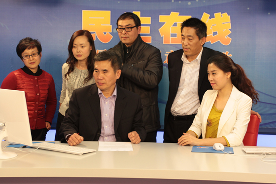 青岛市史志办公室副主任杨学军(一排左一)与网民在线交流 (摄影 周琦) 青岛市史志办公室副主任杨学军(一排左一)与网民在线交流 (摄影 周琦)