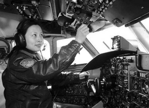 全国政协委员、中国载人航天工程总设计师周建平6日表示，“神十”保持两男一女的搭配，再派遣一名女航天员进入太空，此次飞行将完善空间交会对接技术。