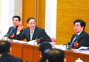 3月6日，中共中央政治局常委、中央纪委书记王岐山来到他所在的北京代表团，与代表一起审议政府工作报告。