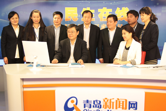 青岛市仲裁办袁光辉主任(一排左一)与网民在线交流 (摄影 周琦) 青岛市仲裁办袁光辉主任(一排左一)与网民在线交流 (摄影 周琦)