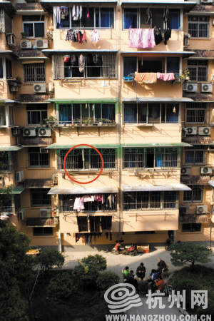 张大伯就是从二楼(红圈处)掉下来的 记者 胡聪 摄
