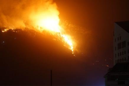山东泰山景区19时发生山火 有关部门正全力组织灭火