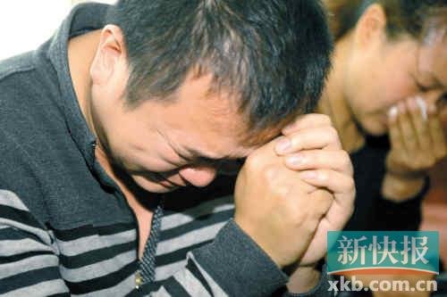 广州救人武警追悼会举行 被救市民跪谢其家属