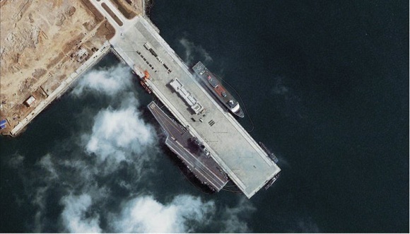 原文配图：美国Digital Globe卫星公司公布的拍摄于3月1日的辽宁舰航母卫星照。