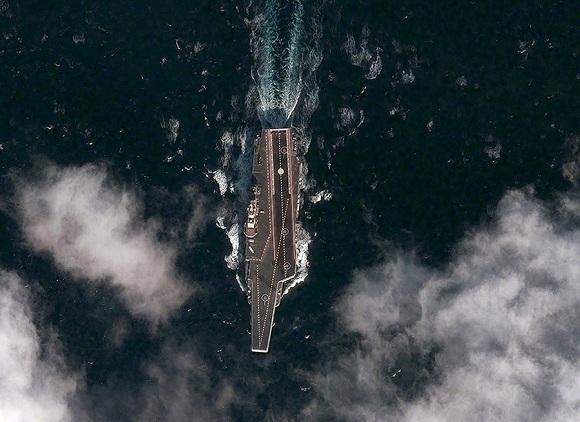原文配图：美国Digital Globe卫星公司公布的拍摄于3月1日的辽宁舰航母卫星照。