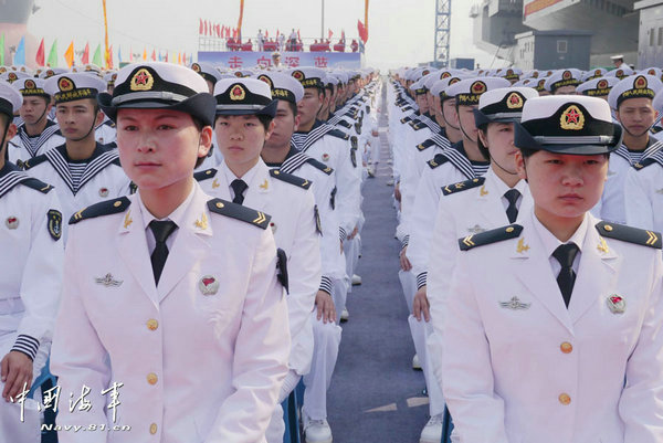 资料图：中国辽宁舰上的女兵。