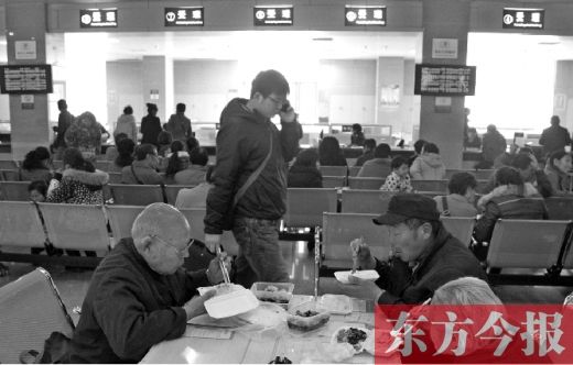　3月5日，郑州市房屋交易和登记中心，房产交易过户人数激增，为节省时间，有人的午餐便在大厅里解决。