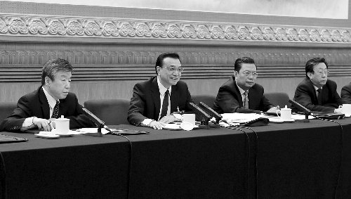 3月9日上午,李克强与河南团的代表们一起审议《政府工作报告》