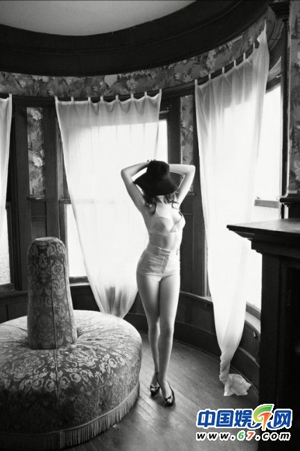 安妮海瑟薇私密写真集曝光 束腰抹胸尽显豪乳美背