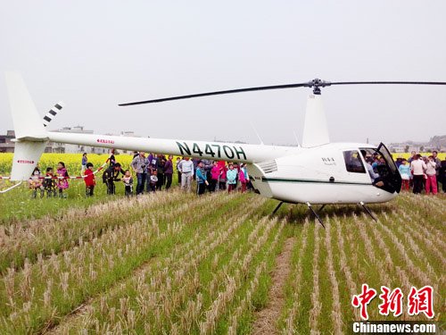 湖南游客自驾直升机观看油菜花引围观(图)