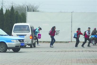 黄岛珠山街道两家托管班用面包和商务车接送孩子 有时超速超载令家长忧心