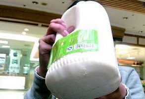 光明酸奶保质期内胀桶 消费者称饮用后腹泻