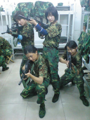张京（左一）进外交部后军训照片