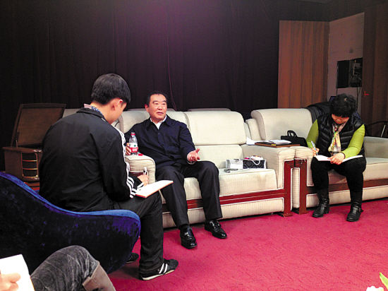 黄毅在接受记者采访