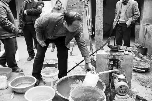 叶县疾控中心工作人员在村民家中取水样
