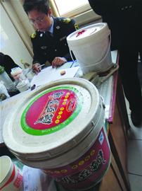 青岛科技大学食堂放餐具桶发霉 青岛科技大学食堂放餐具桶发霉