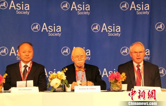 原文配图：中国国防大学教授朱成虎少将和美国前助理国务卿希尔（右）出席研讨会。