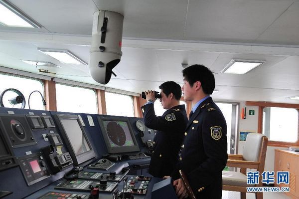 资料图：中国海监50船大副李一民（左）和水手朱耀滔驾船驶往钓鱼岛附近海域。