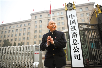 3月17日，中国铁路总公司门前，市民在与新挂的中国铁路总公司牌子合影。昨日清晨，挂了64年的铁道部牌子被悄然换下。 新京报记者 侯少卿 摄