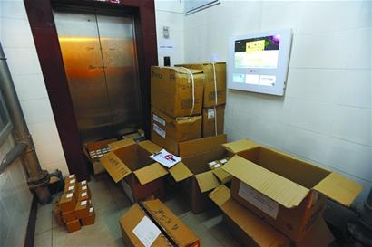 小区电梯停用20余天 居民称要么练体力要么练胆量 小区电梯停用20余天 居民称要么练体力要么练胆量