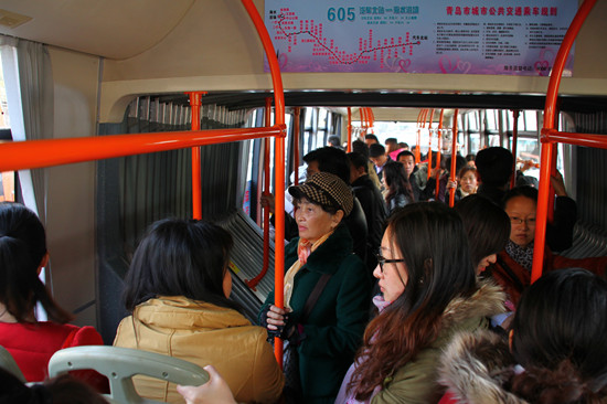 青岛18米公交航母上路 媲美地铁市民大呼震撼