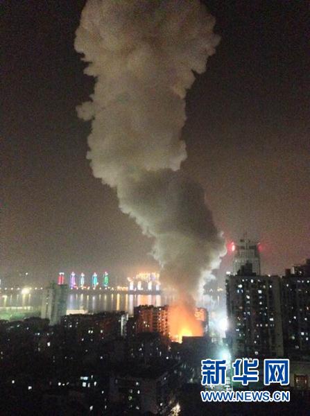 武汉闹市区两次爆炸白烟冲天