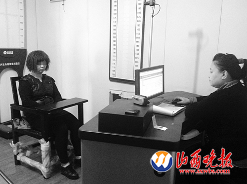 犯罪嫌疑人王某(左)和孙某某分别接受民警讯问