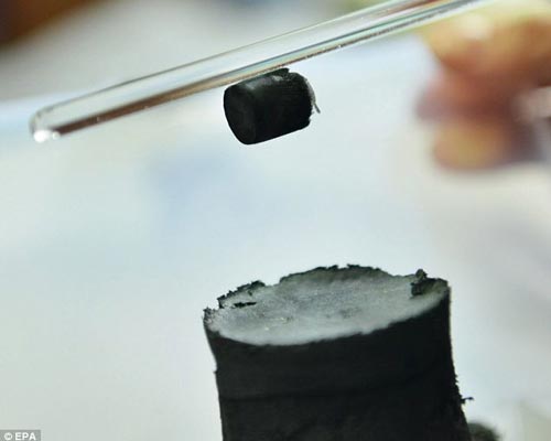 研究人员采用玻璃棒所带的静电，取下一片石墨稀气胶凝体。