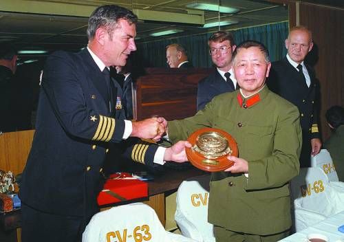  1980年5月至6月，时任副总参谋长刘华清在访美期间，登上美国小鹰号航母参观访问。