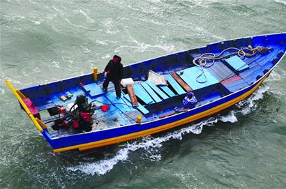 渔船进水2岁男童被装进包吊上直升机