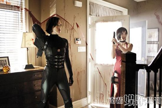 李冰冰在《生化危机5》中演艾达，和米拉大破丧尸危机。