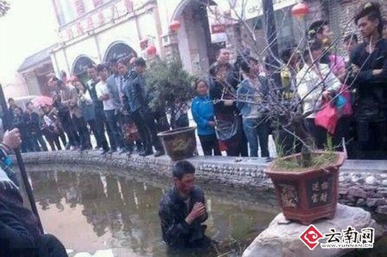 云南昭通城管殴打盲人乞讨者并丢入水池中(图)