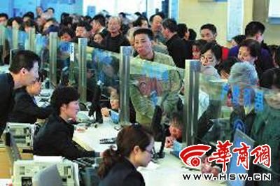 昨日，市民在西安秦华天然气营业厅排队购买天然气，队伍迂回排出了大门本报记者 汤继颖 摄