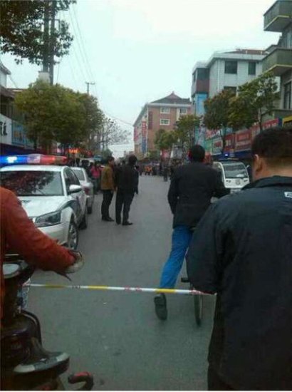上海奉贤一男子砍杀两人后袭击小学 多人受伤