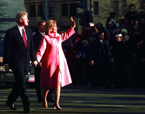 希拉里·克林顿还是美国第一夫人时，着装风格显得温和很多。