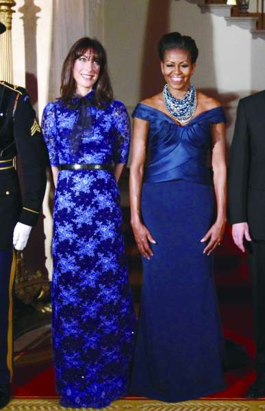 美国总统夫人米歇尔·奥巴马（右）和英国首相夫人萨曼莎·卡梅伦（左）一起出镜，两人都选择了蓝色系礼服，但米歇尔气场更足，萨曼莎则是小清新路线。