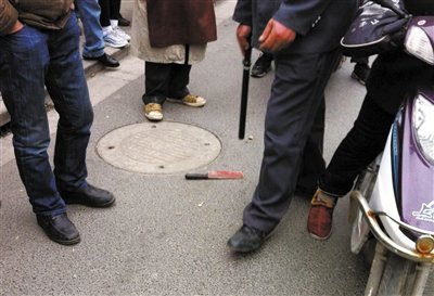上海男子砍伤12路人续：见人就砍 被群众制服