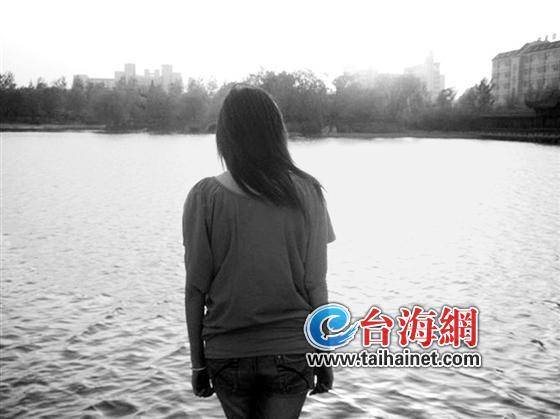 夕阳下,遇到类似困扰的长汀姑娘小叶,站在江边发呆