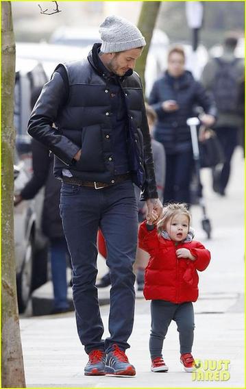 贝克汉姆牵女儿小手走路上街 哈珀对镜头露甜笑