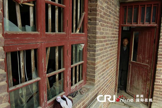 2013年03月29日，湖南省娄底市双峰县甘棠镇金石村，当地村民朱先生家的窗户玻璃被砸碎。