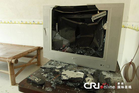 2013年03月29日，湖南省娄底市双峰县甘棠镇金石村，当地村民刘先生家的电视被砸碎，玻璃散落一地。