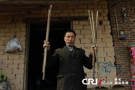 2013年03月29日，湖南省娄底市双峰县甘棠镇金石村，当地村民刘先生在展示打砸时留下的凶器。