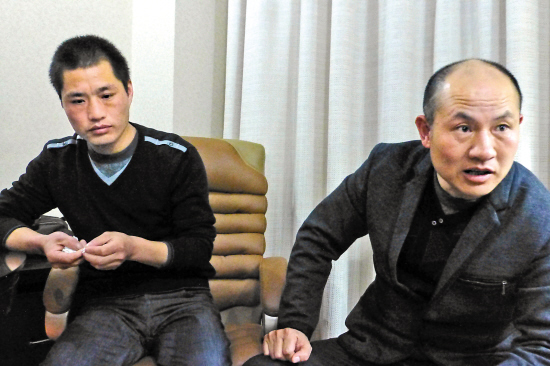 张辉、张高平（右）接受本报记者采访 蒋铮 摄