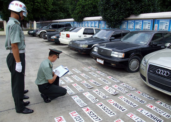 资料图：、纠察人员检查军车号牌。