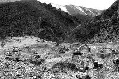 西藏山体滑坡已挖出17具遗体 确定两集中掩埋点