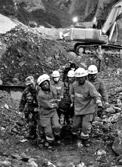 西藏山体滑坡已挖出17具遗体 确定两集中掩埋点