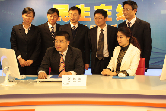 交通银行青岛分行副行长刘鹏涛(一排左一)与网民在线交流 (摄影 周琦) 交通银行青岛分行副行长刘鹏涛(一排左一)与网民在线交流 (摄影 周琦)