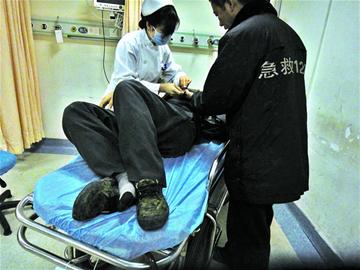 热心男狂追救护车200米 追回老汉一条命 热心男狂追救护车200米 追回老汉一条命